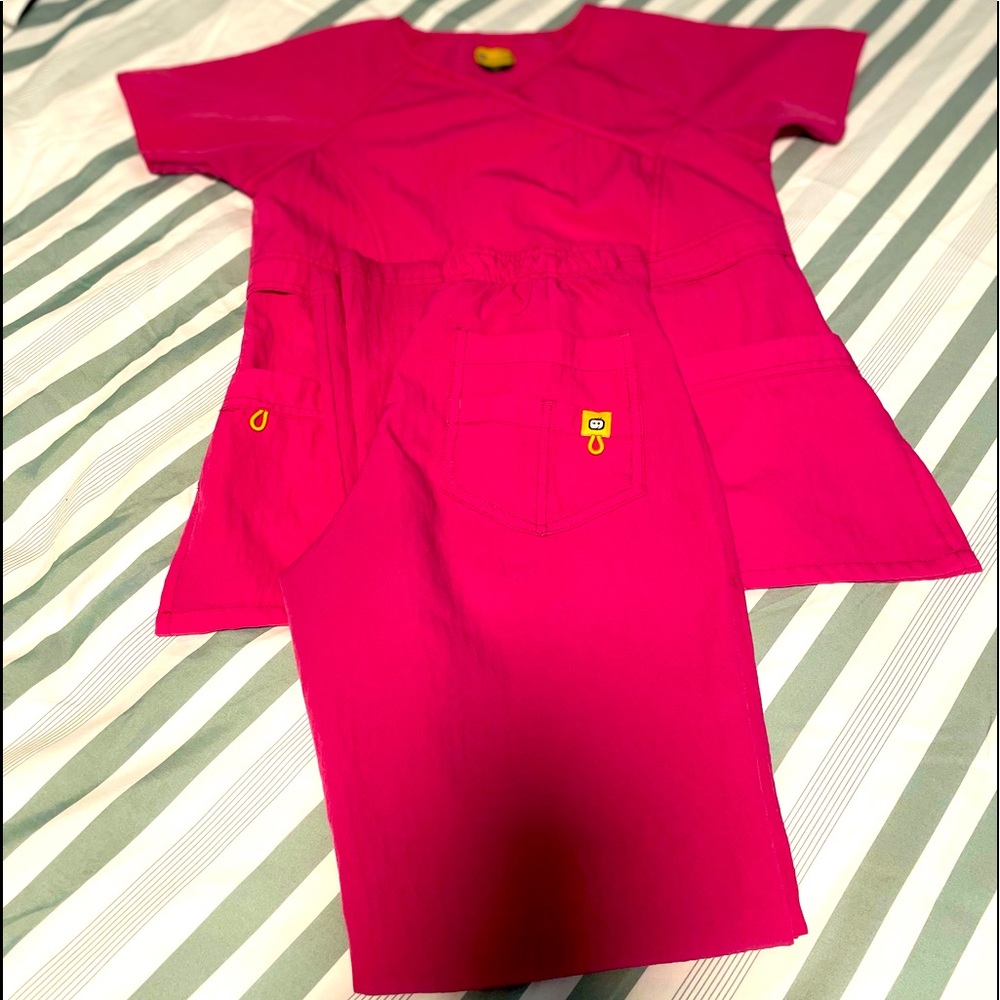 Wonder wink flex scrubs, color pink. Top small, bottom extra small.